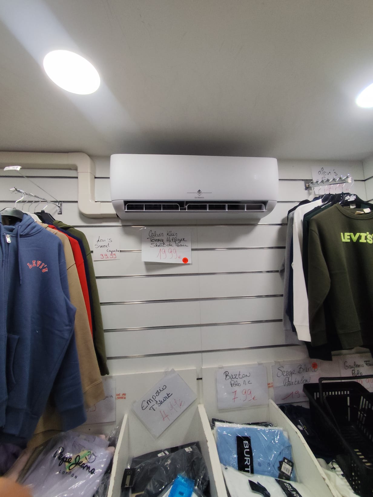 Climatisation murale De Dietrich installée dans une boutique